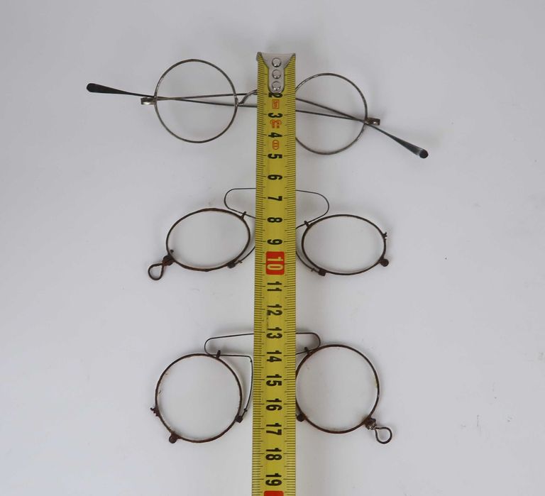 Conjunto de óculos antigos