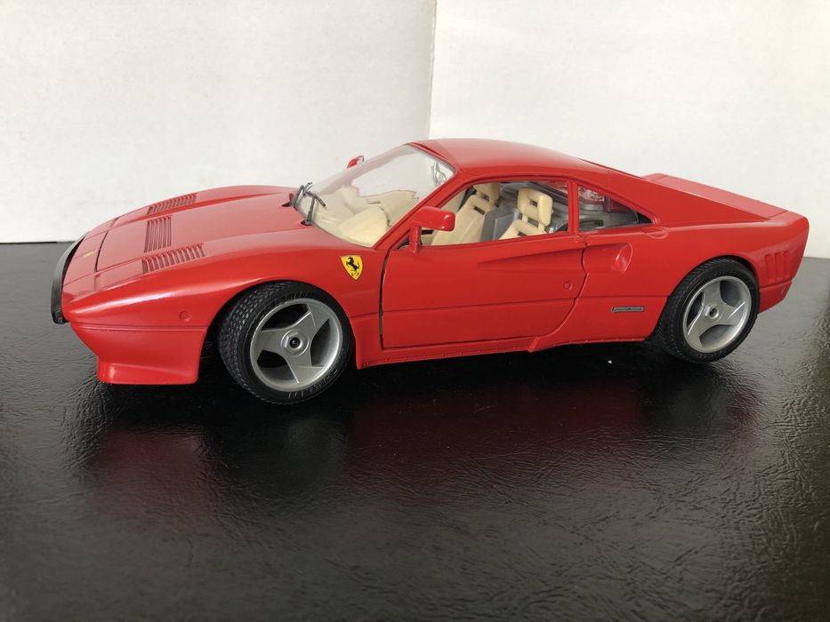 Model samochodu FERRARI GTO w skali 1/18