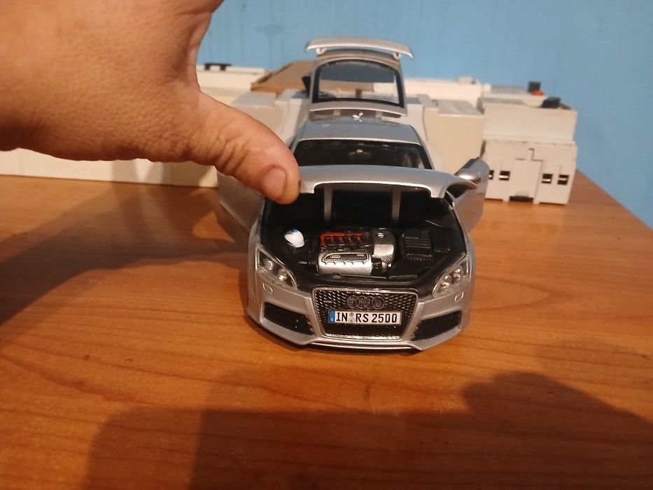carro de coleção audi TT RS escala 1/18