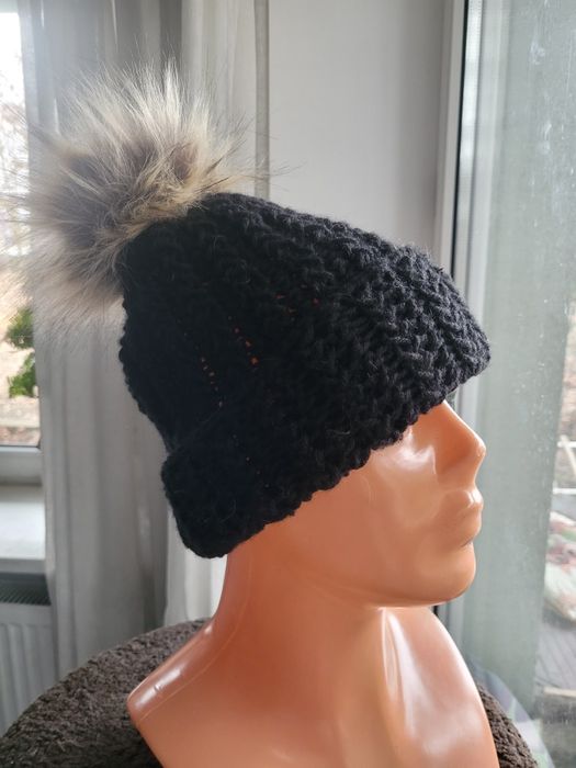 Czapki recznie robiona z pomponem do sprzedania