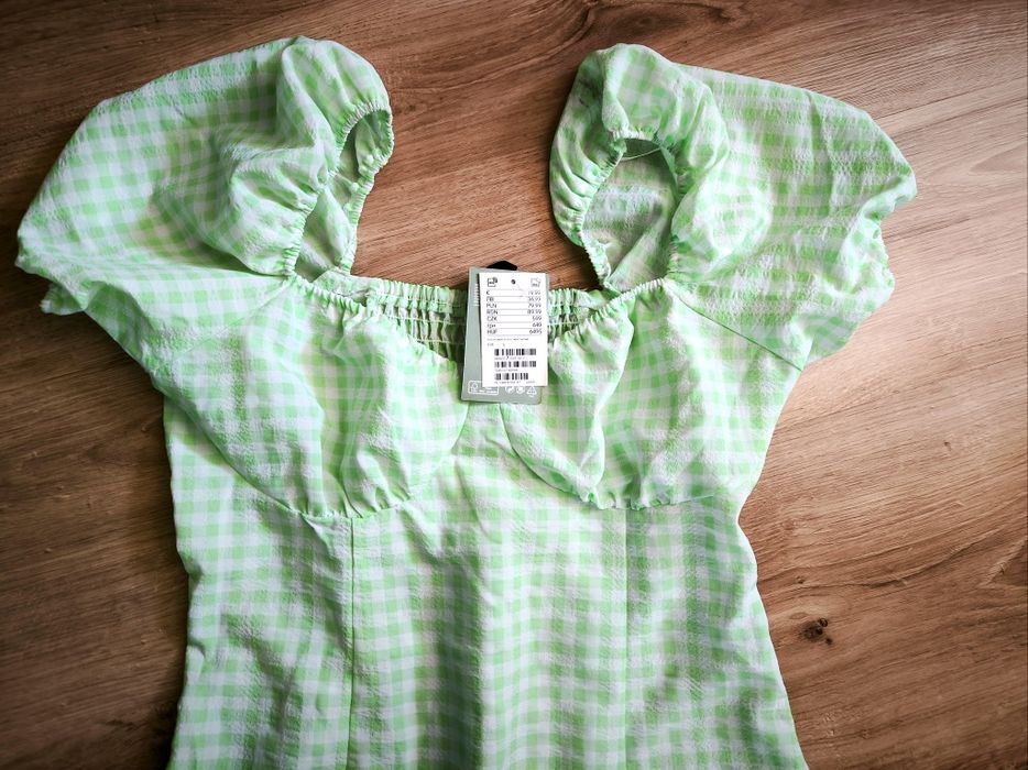 Sukienka w kratkę z bufiastymi rękawami