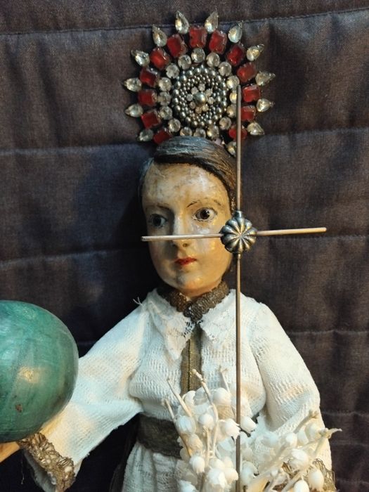 Menino jesus em madeira policromada com olhos de vidro