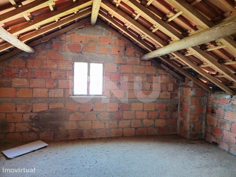 Moradia T3 Térrea com Garagem, Terraço e Logradouro