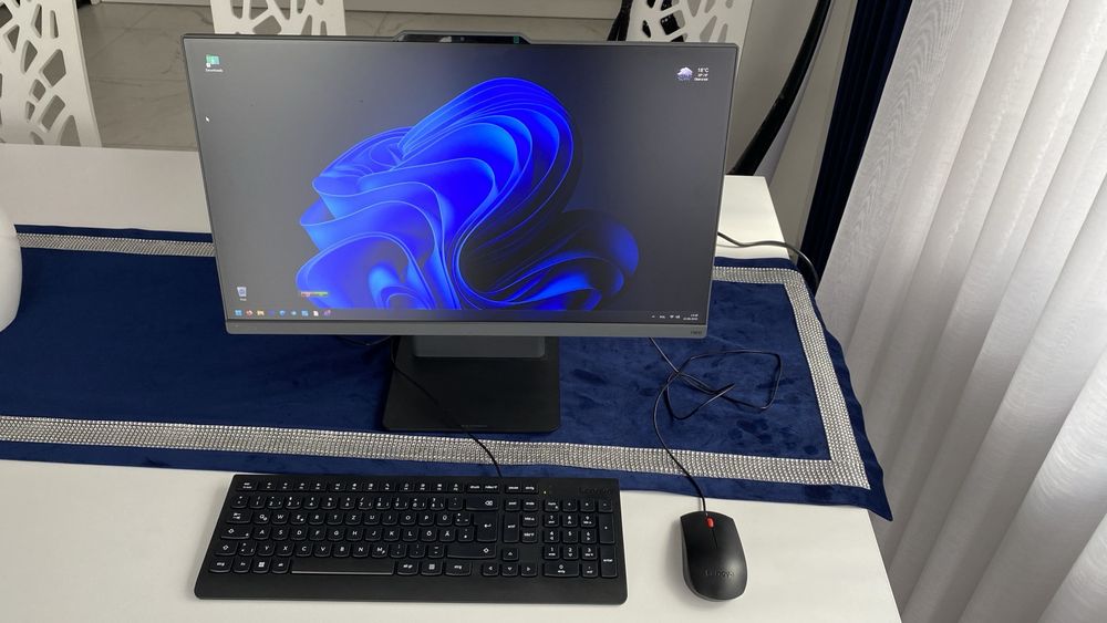 Mało używany Komputer All-in-One LENOVO ThinkCentre neo 50a 24 Gen 5 FHD