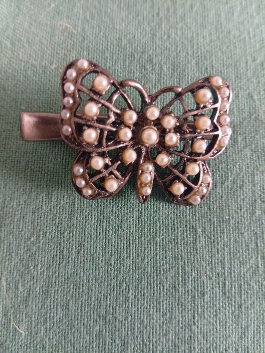 Acessório decorativo, de lapela ou de cabelo, em forma de borboleta