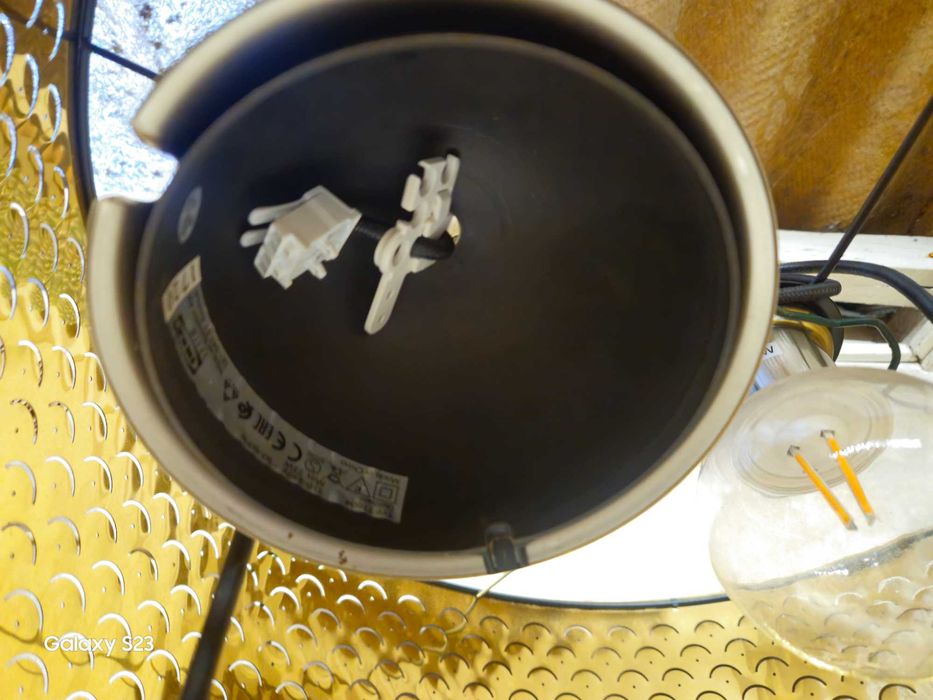 Vende-se, candeeiro sem uso