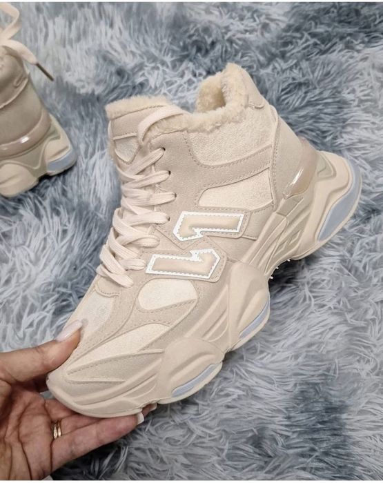 Кросівки на хутрі