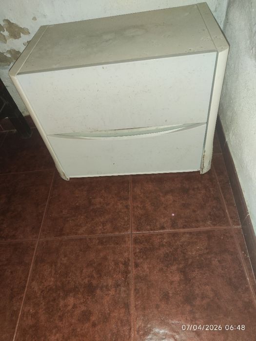Sofá em cabedal preto e 2 mesas de cabeceira