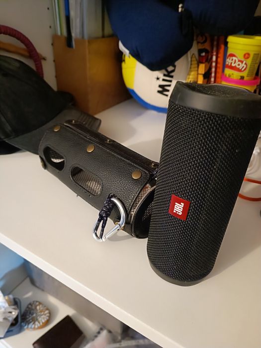 JBL Flip 4 com capa
