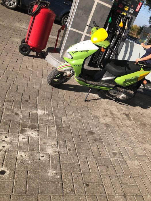 Скутор 60 куб на ходу заводица отлично но пробито заднее колесо 7500