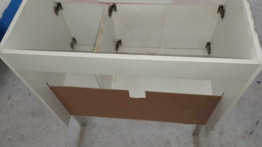 Móvel de casa de banho com alguns danos