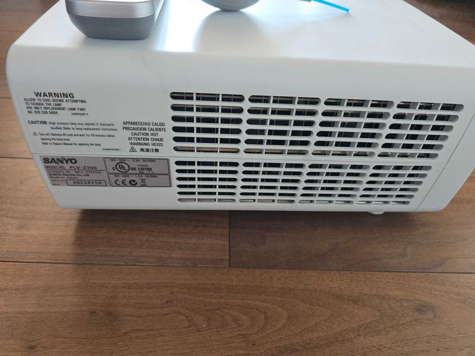 Projektor Sanyo PLV-Z700 + nowa lampa