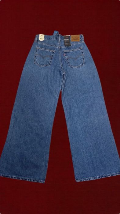 Джинси Levi’s.