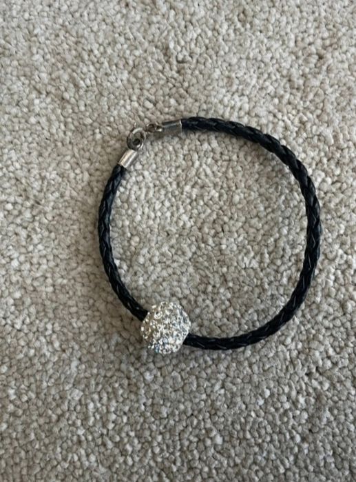 Pulseira de pele preta com conta em prata