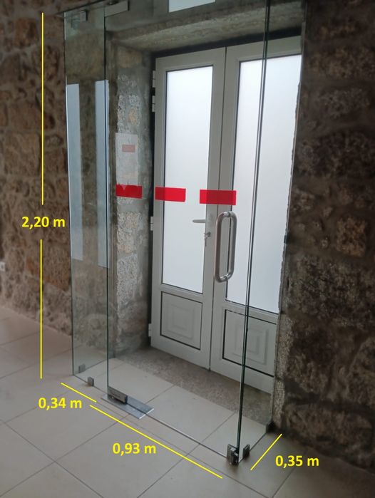 Antecâmara em vidro temperado.