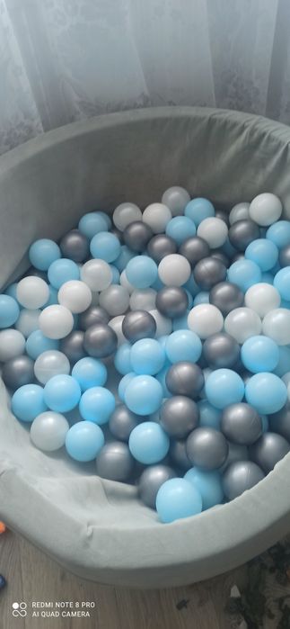 Дитячий басейн з кульками