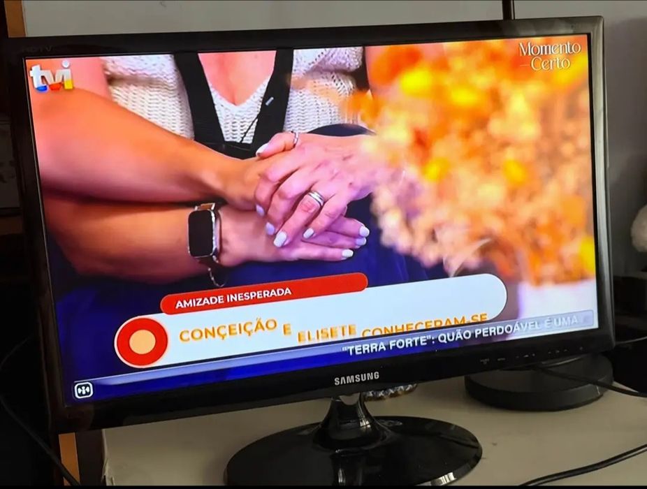 Tv pequena Samsung 24 polegadas com comando