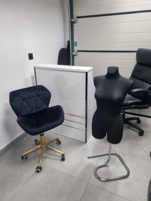 Zestaw wyposażenia do butiku /lada +2 krzesla+ manekin + wieszaki