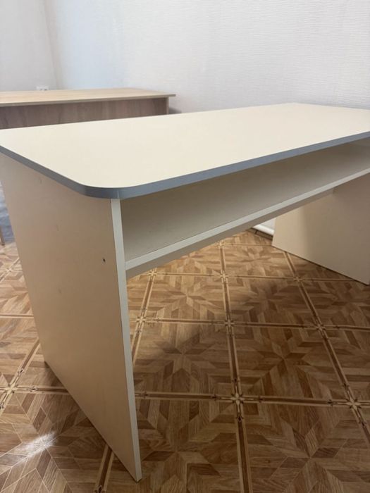 Офісні столи  б/у  у гарному стані