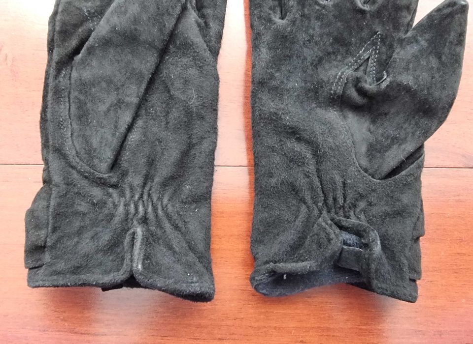 Luvas pretas com detalhe no pulso
