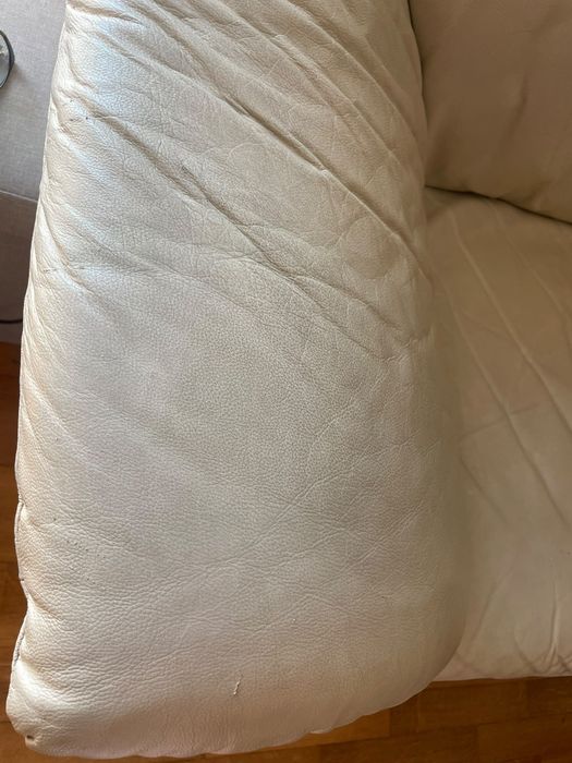 Sofá em pele beje de 2 lugares