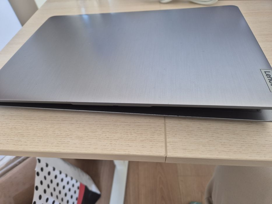 Portátil Lenovo Ultrafino Ideapad3 AMD Ryzen 7 5700u 8GB RAM  256GB SSD W11 15,6"
