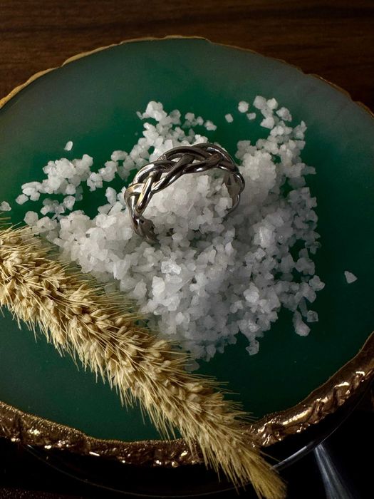 Anel Prateado Trançado – Um Toque de Charme e Elegância