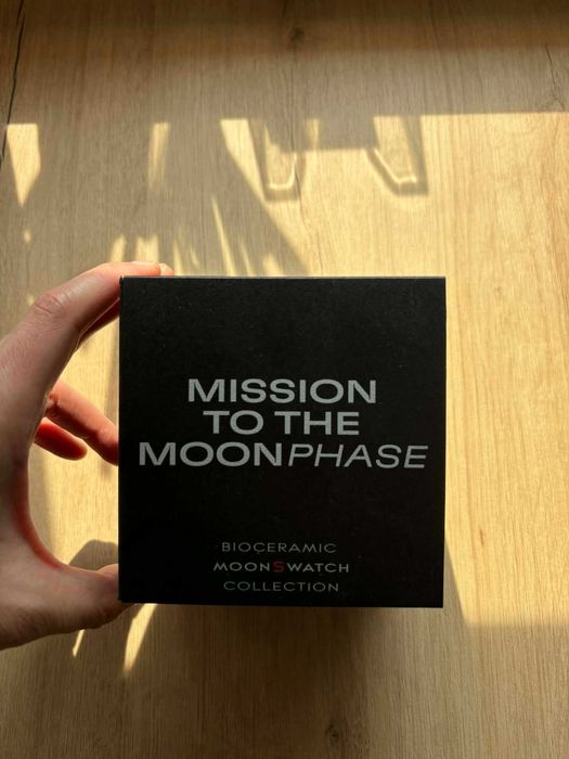 Omega x Swatch Moonswatch Mission to the Moonphase Snoopy New Moon