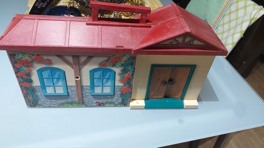 2 playhouses, one of them Playmobil, in good condition64552839391233121