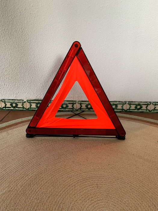 Triângulo de pré-sinalização para automóveis