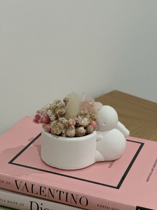 Coelho com flores em gesso