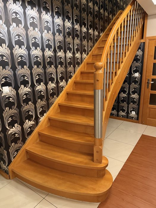 Schody wewnętrzne drewniane, samonośne z balustradą