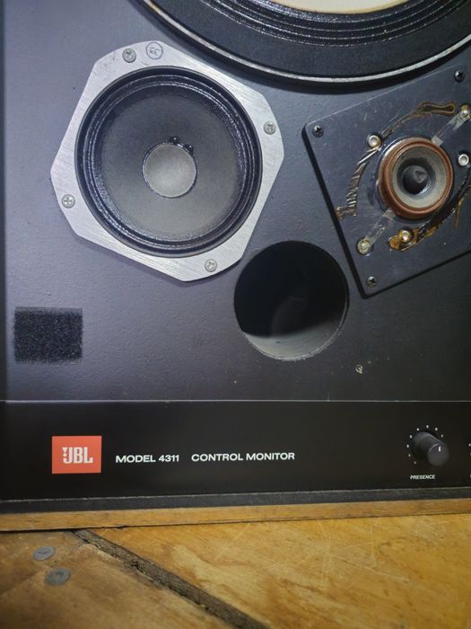 Potężne kolumny JBL 43111WX