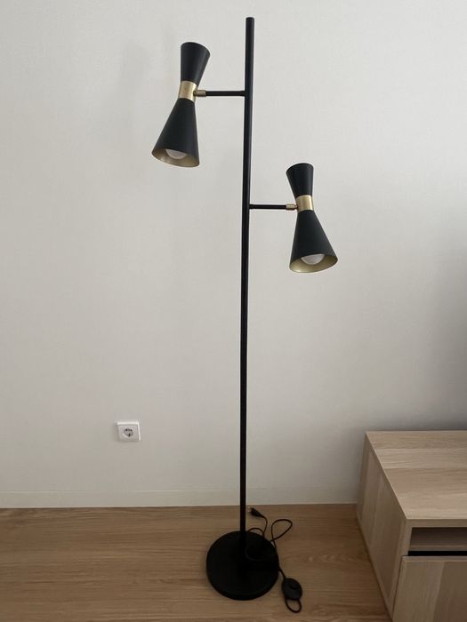 Candeeiro de pé preto