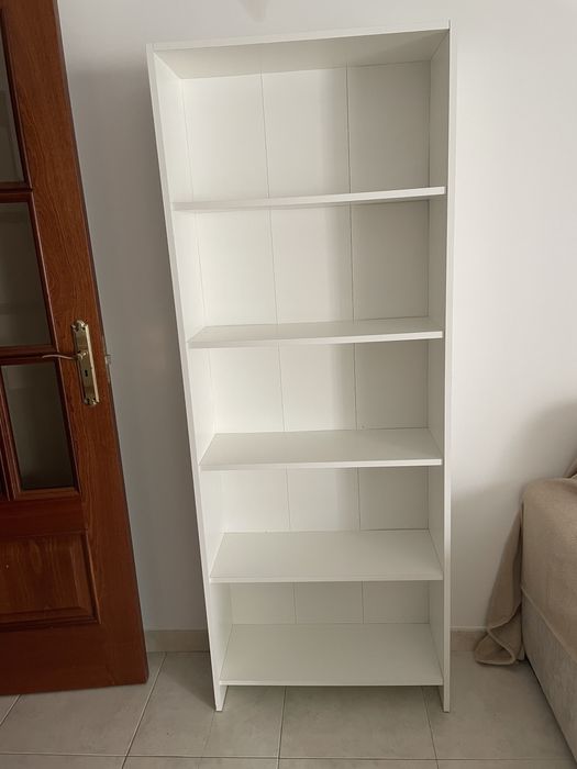 Móvel branco livros