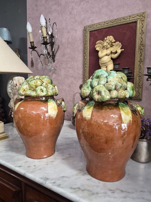 Par de Jarras Antigas em Terracota Vidrada - Estilo Majólica / Caldas.