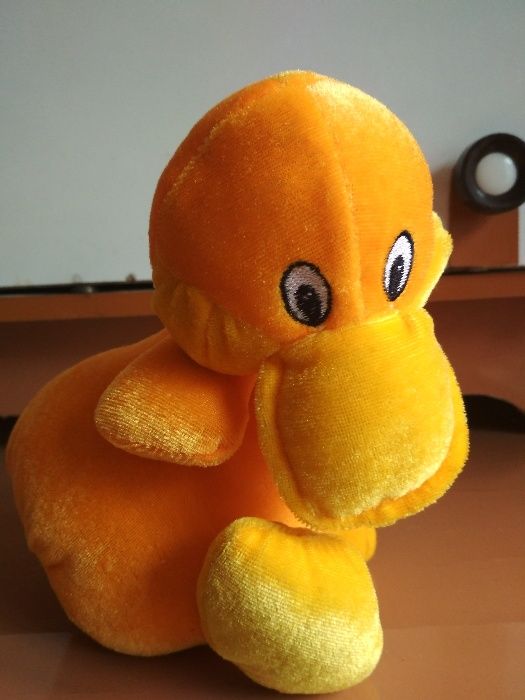 игрушка веселый утенок, мягкая, золотистого цвета, как новая