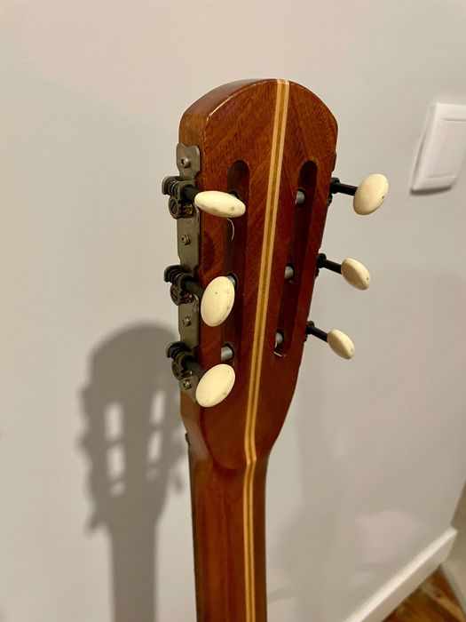 Guitarra acústica italiana