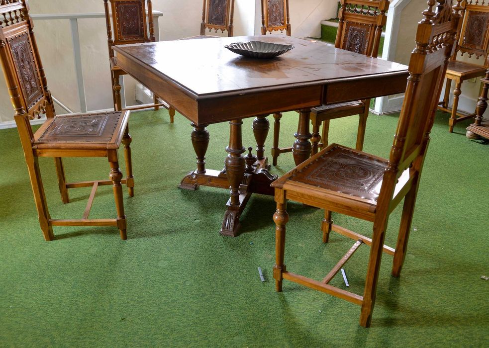 Conjunto de Mobiliário Antigo em Madeira para Restauro