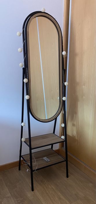 Espelho de pé com prateleiras