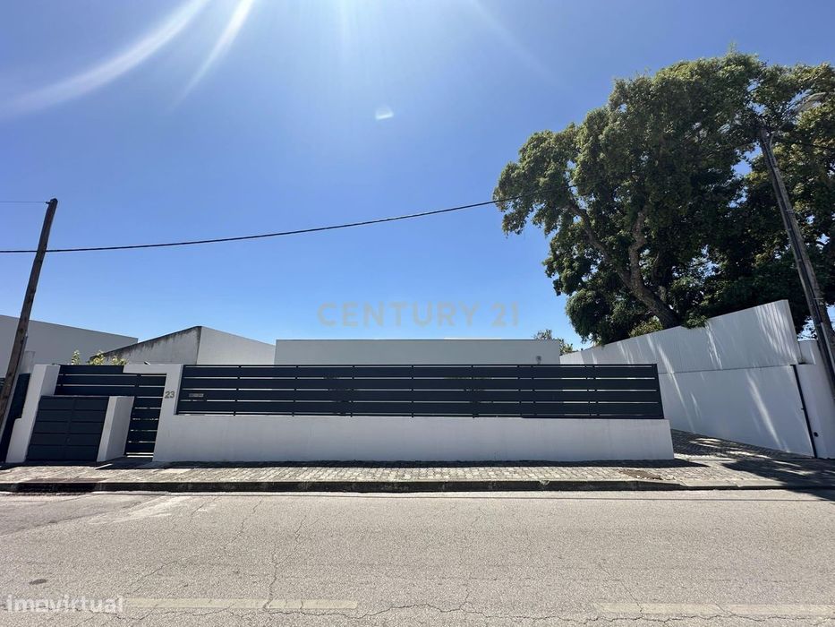 Moradia Térrea com Piscina aquecida e excelente jardim. Localizada em