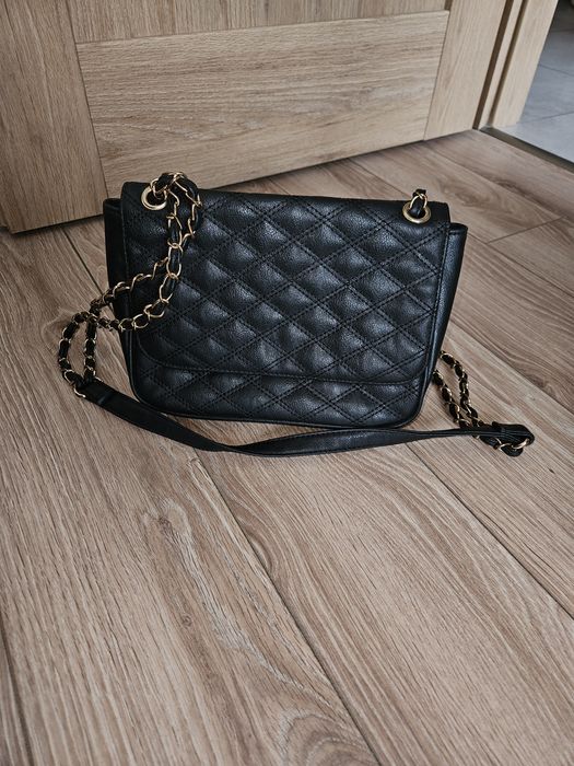 Pikowana torebka na łańcuszku