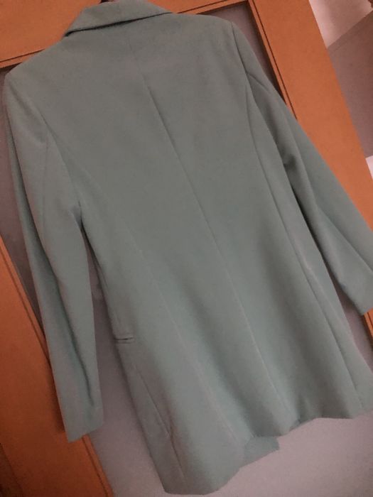 Blazer comprido verde agua com botoes bege