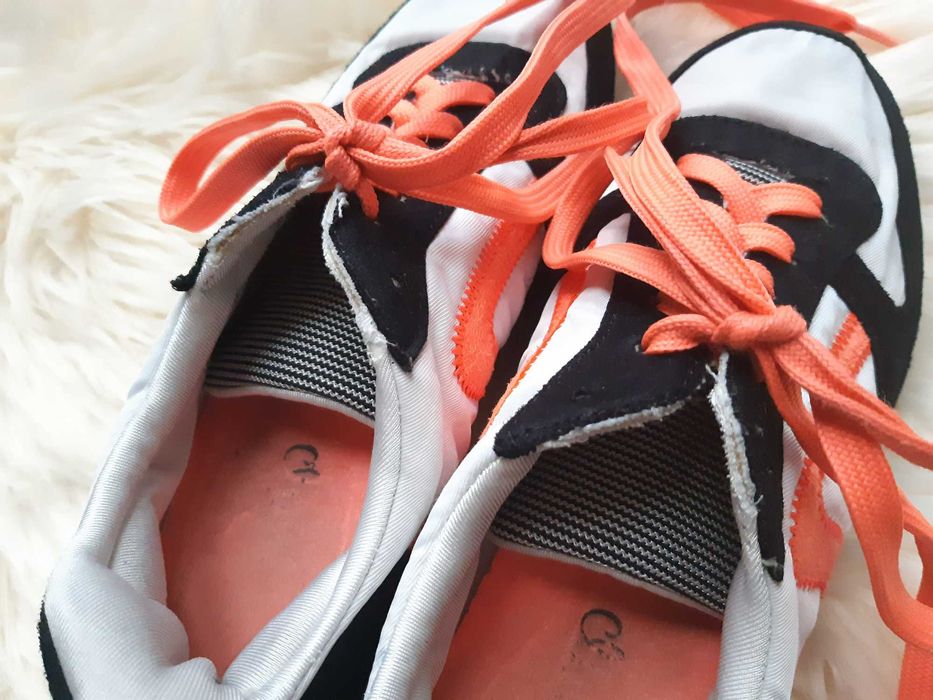 czarno-białe buty sportowe adidasy lekkie zamszowe neon Cropp 36