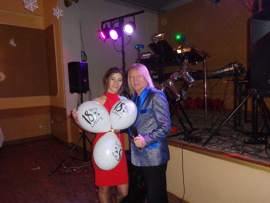 dj prezenter oraz muzyk grający i śpiewający - jedna osoba