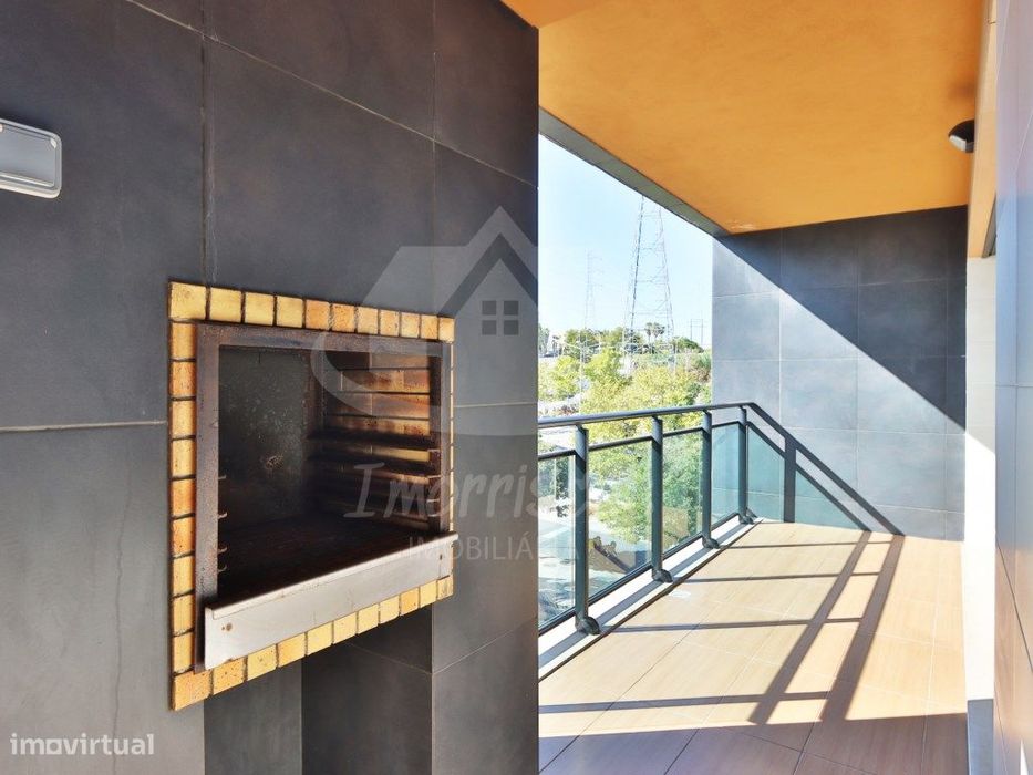 Apartamento T3 com box no Condomínio Blue Garden, em Sacavém