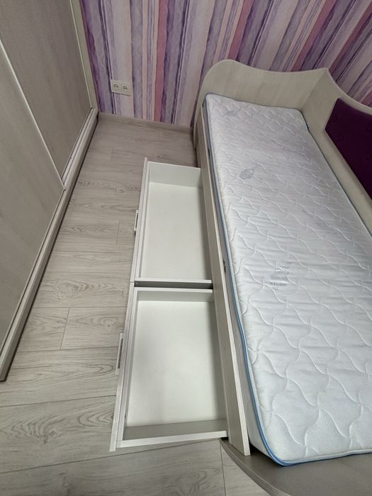 Ліжко дитяче з висувними шухлядами та матрацом