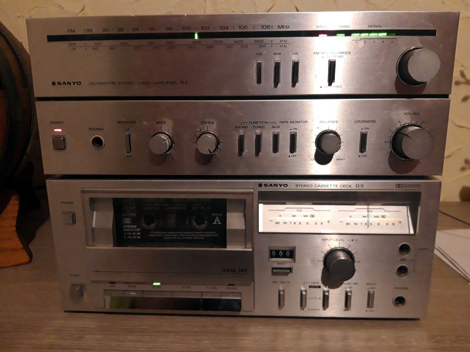 Japońska mini wieża "SANYO" model D5.