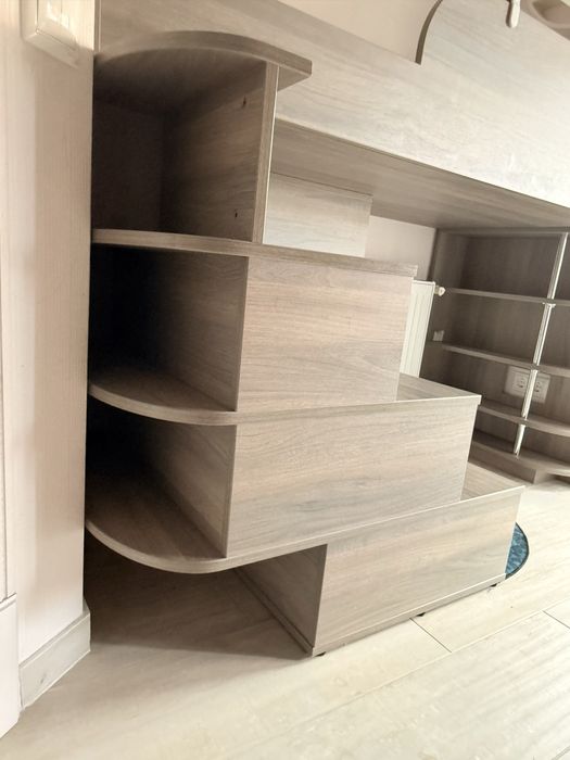 Дитяче ліжко з вбудованими шухлядами й поличками