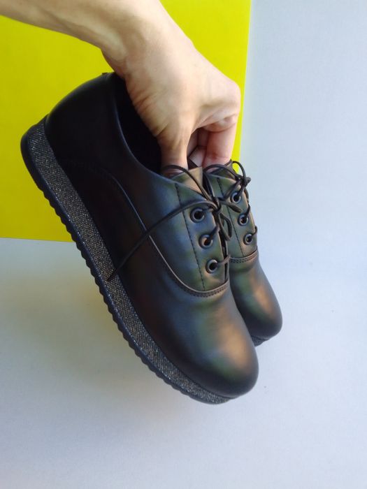 Чорні шкіряні туфлі